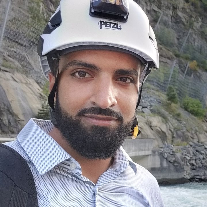 Portrait d'Ahmed A., fondateur de Cybeus, en casque de chantier